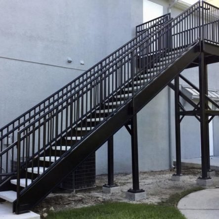 escada metálica externa