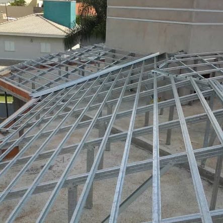 telhado com estrutura metálica